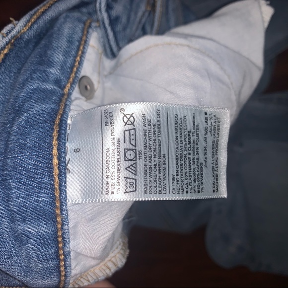 Old Navy Perfect Straight mid rise light wash jean - Picture 4 of 4